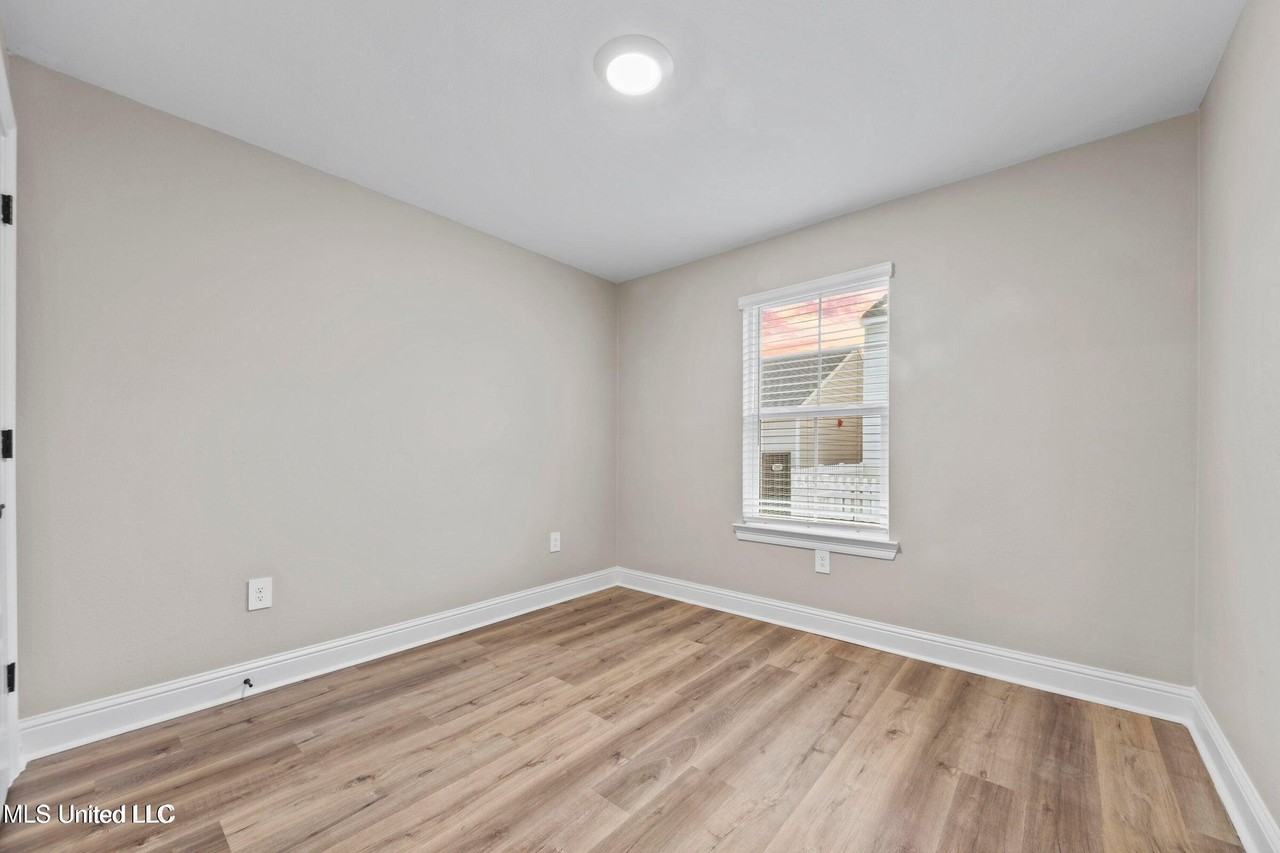 1527 2nd St - Photo 4 of 11