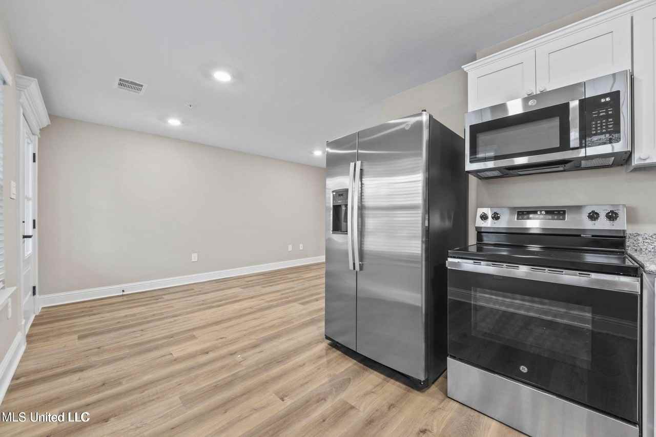 1527 2nd St - Photo 6 of 11