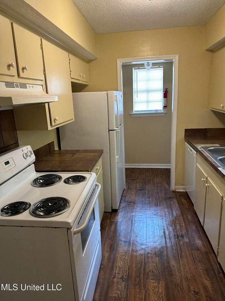 1117 Woodfield Dr - Photo 4 of 22