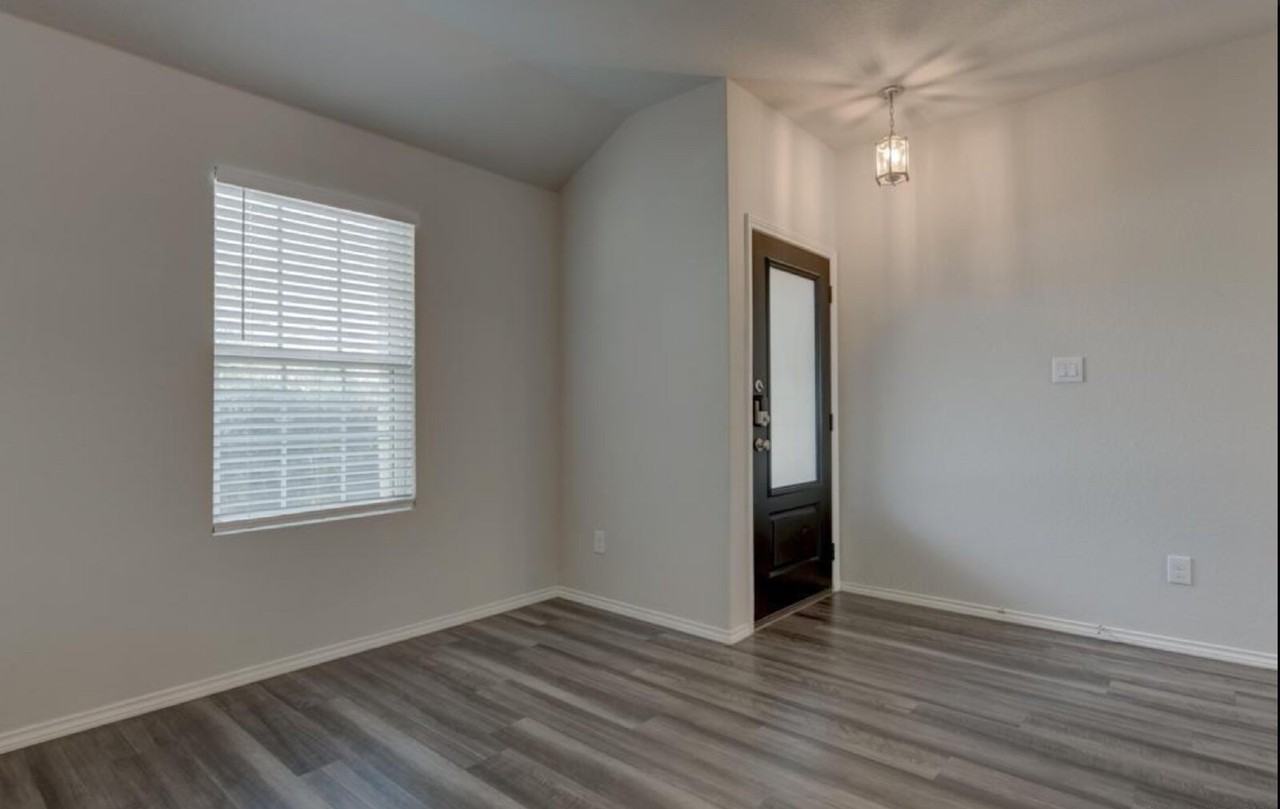 242 Holland Park - Photo 3 of 31