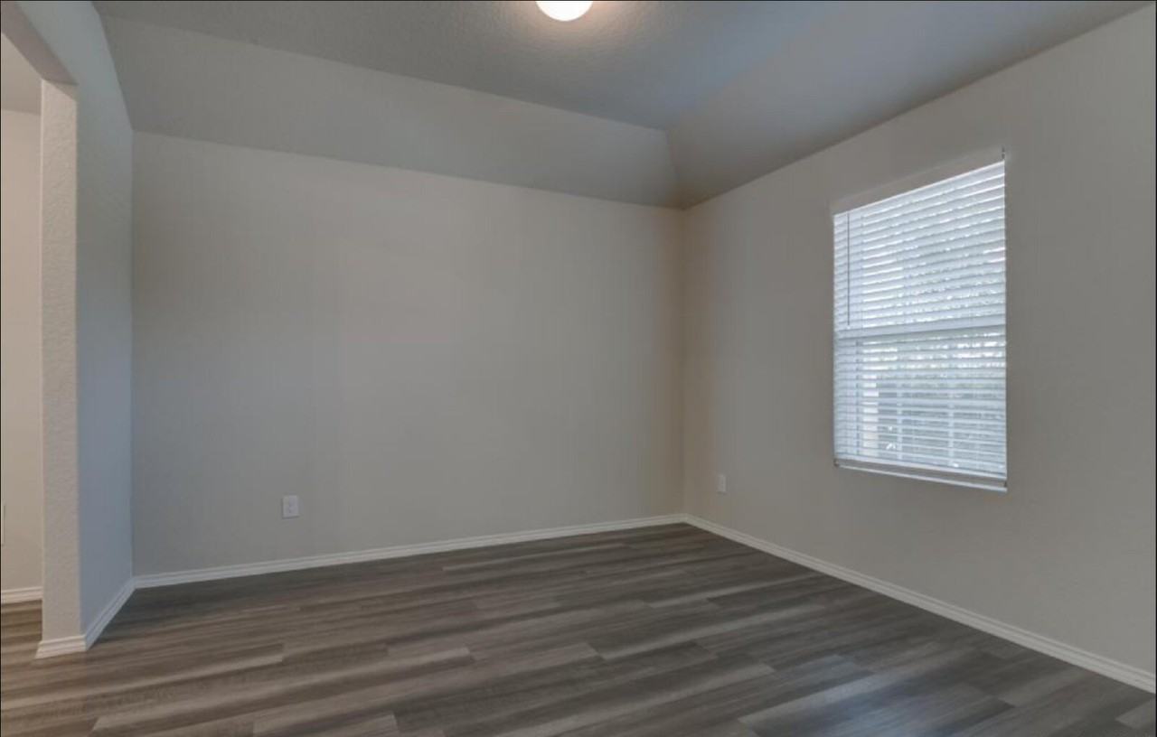 242 Holland Park - Photo 4 of 31