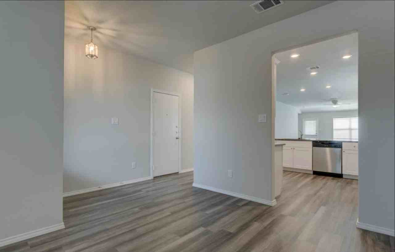 242 Holland Park - Photo 5 of 31