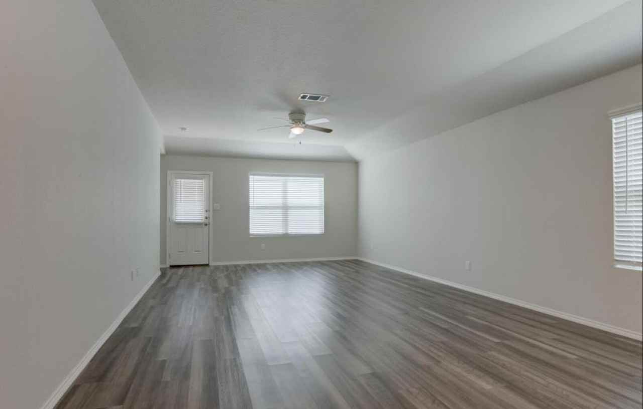 242 Holland Park - Photo 6 of 31