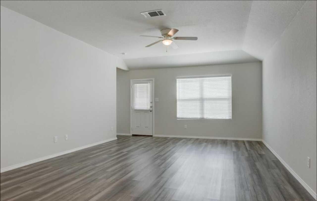 242 Holland Park - Photo 7 of 31