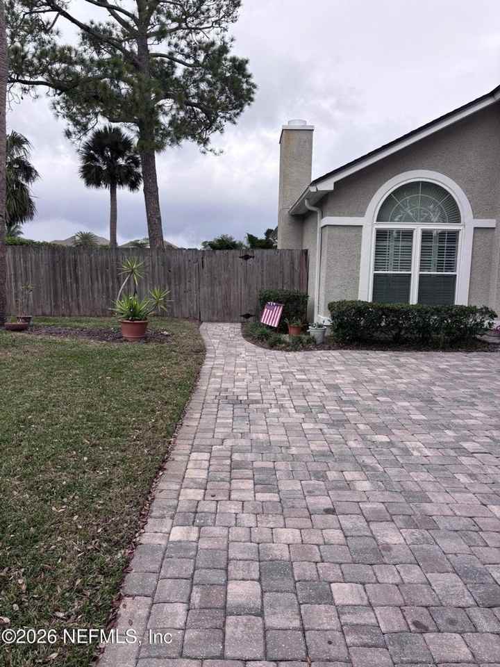 1641 Linkside Dr N - Photo 2 of 14