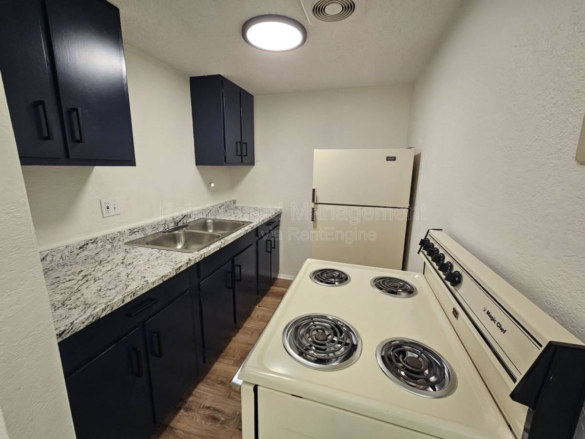 1421 Cambridge Pl #14 - Photo 3 of 10