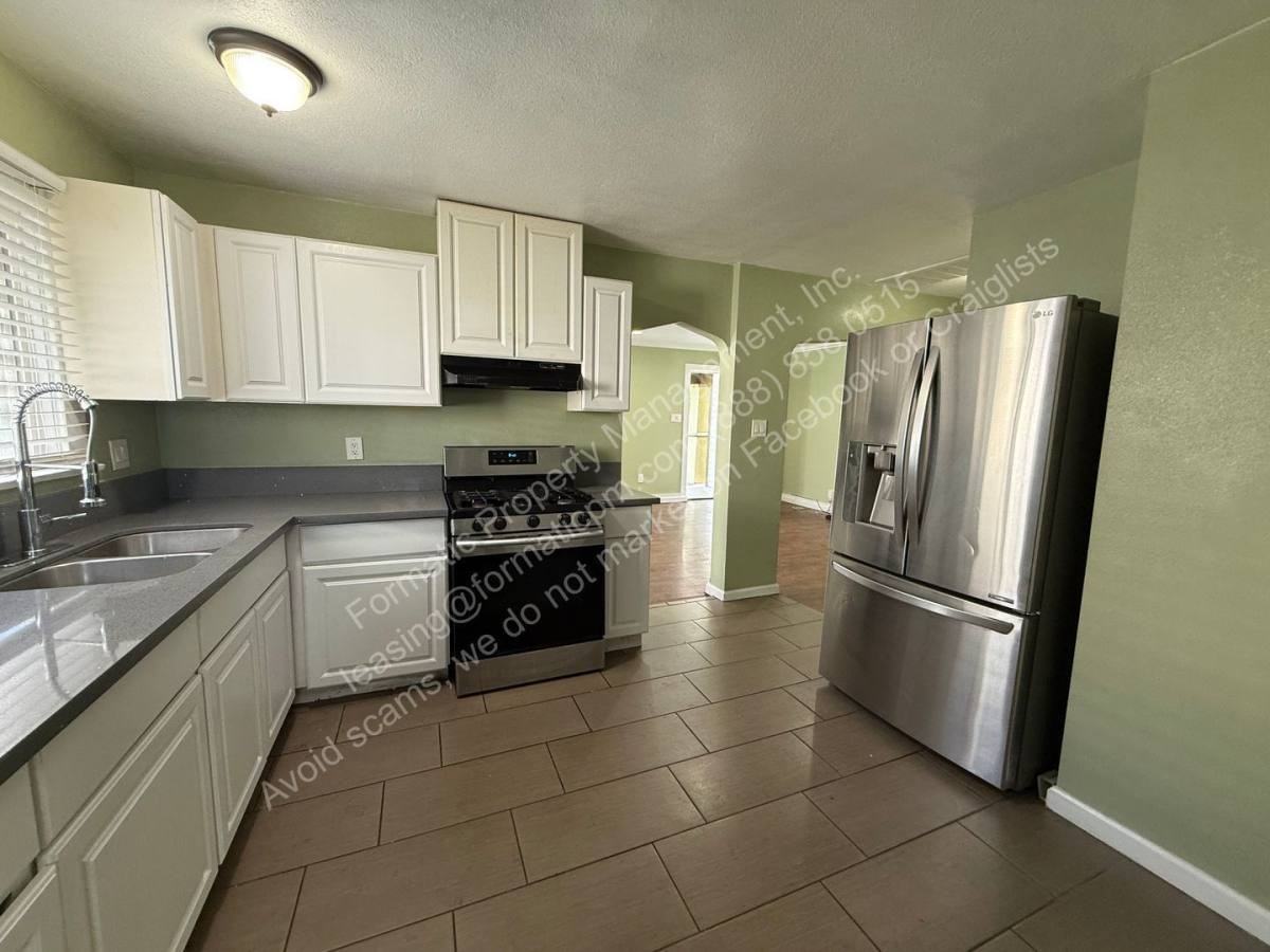 1478 N Crescent Ave - Photo 2 of 10