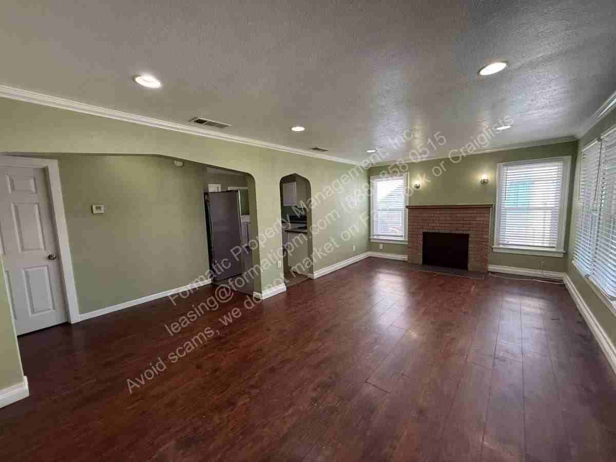 1478 N Crescent Ave - Photo 3 of 10