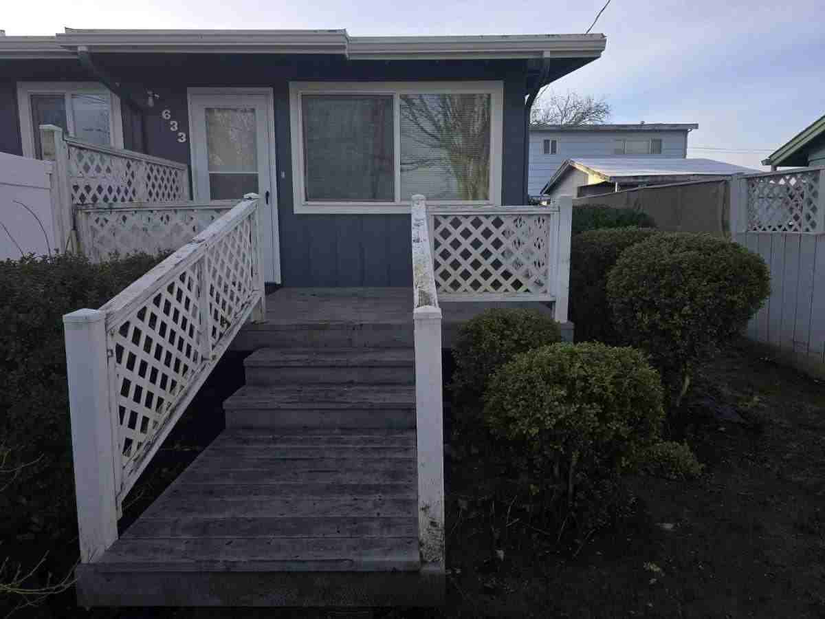 633 Ne Channon Ave - Photo 2 of 10