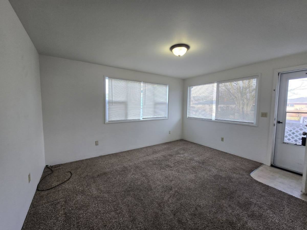 633 Ne Channon Ave - Photo 3 of 10