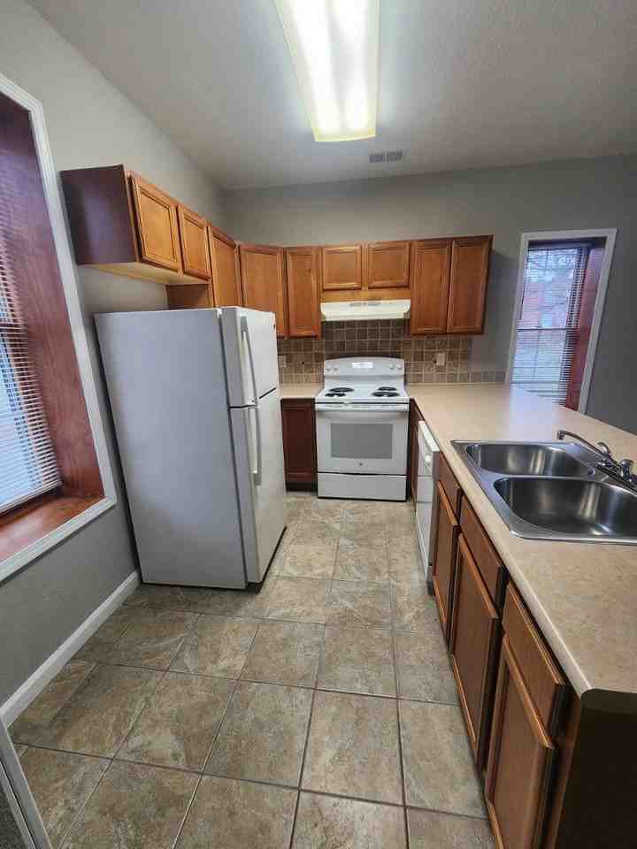 1026 N Huron St - Photo 4 of 12