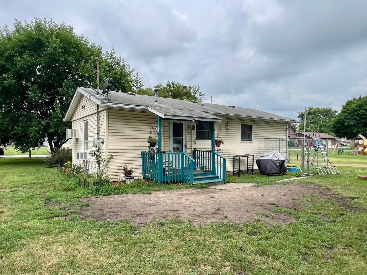 107 N Walker St - Photo 2 of 10