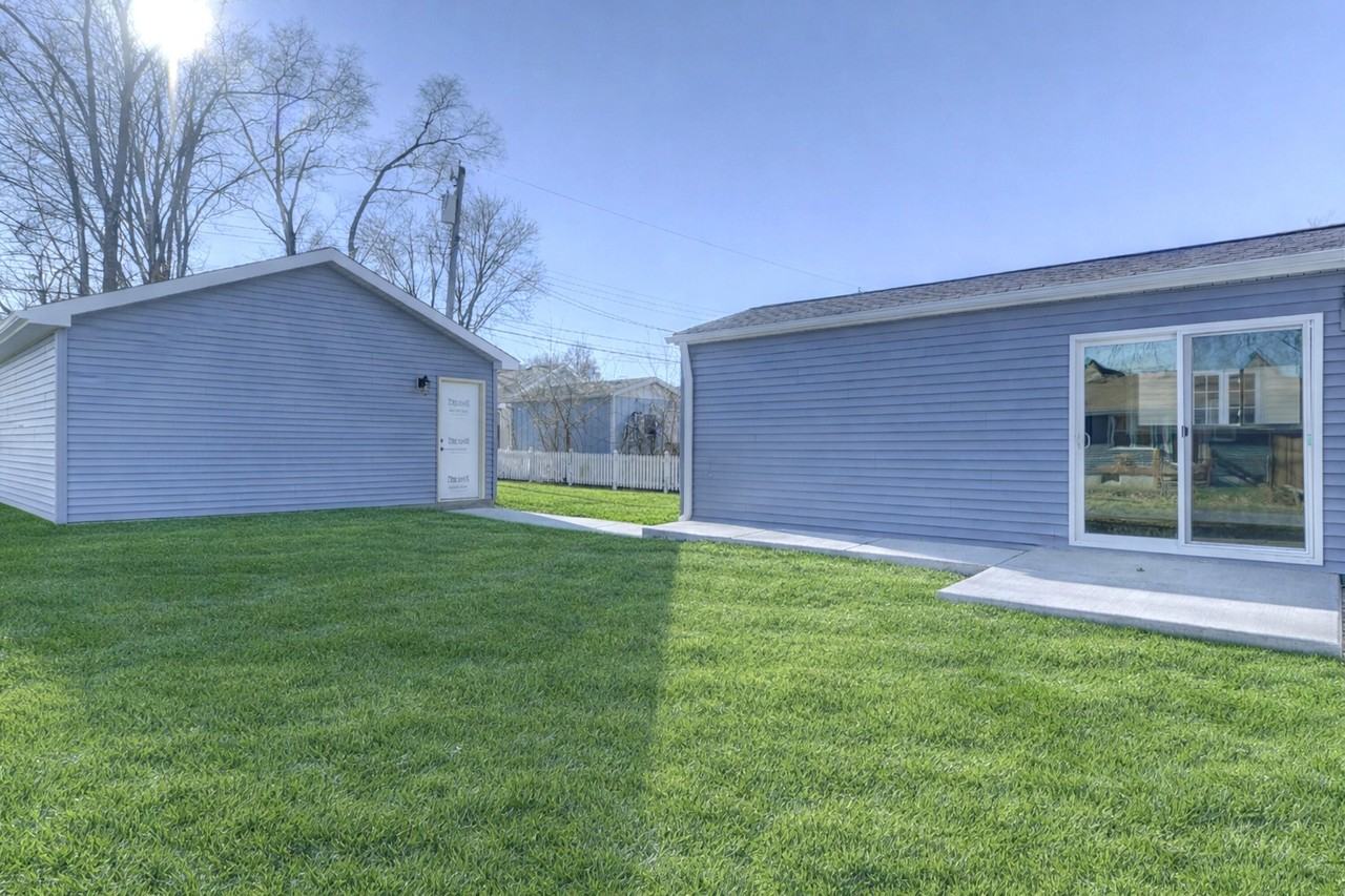 737 Center St - Photo 3 of 19