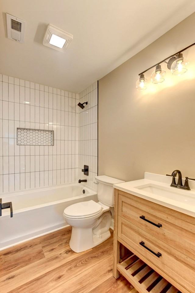 737 Center St - Photo 5 of 19