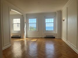 featured image of 925 E Wells St