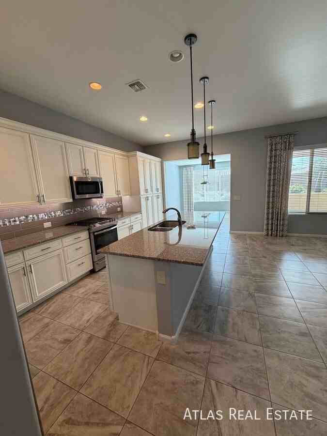 16961 W Holly St - Photo 3 of 25