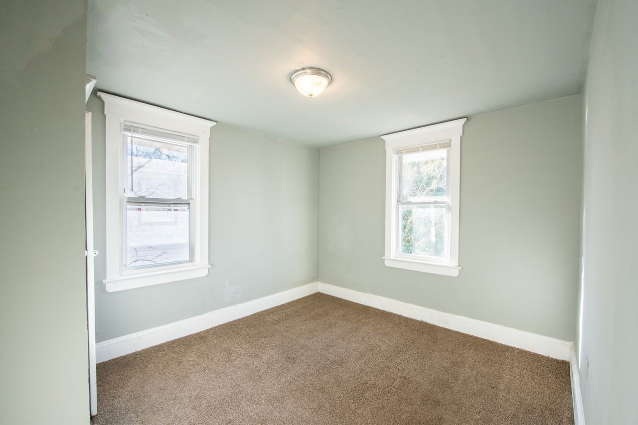 606 Bridgeboro St #B - Photo 3 of 6