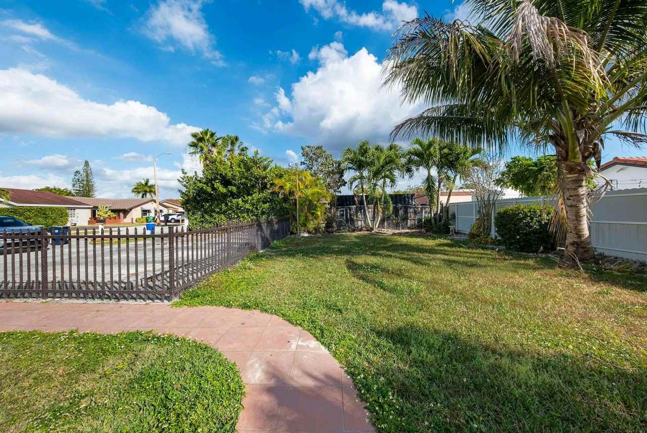 2348 Southwest 138th Place - Photo 4 of 32