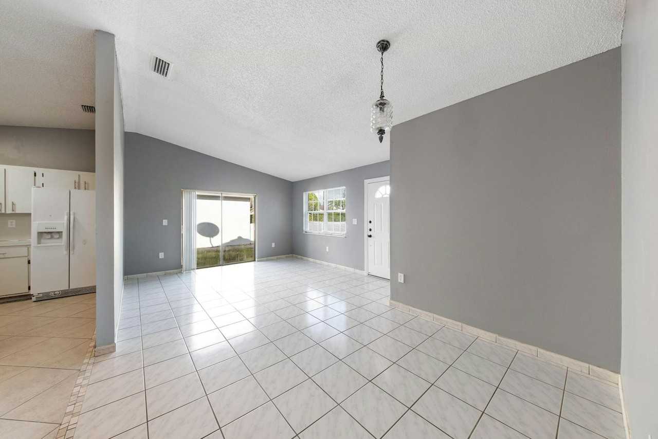 2348 Southwest 138th Place - Photo 6 of 32