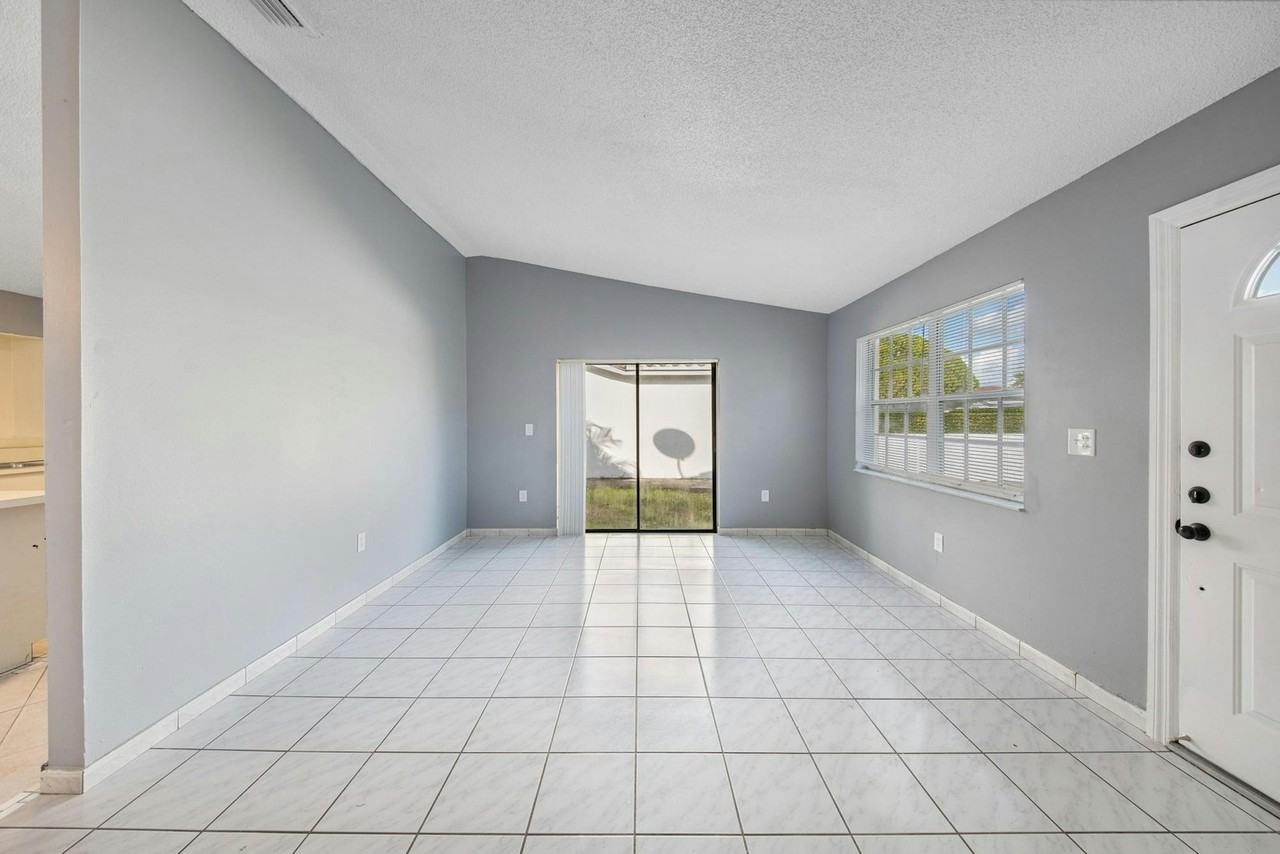 2348 Southwest 138th Place - Photo 7 of 32