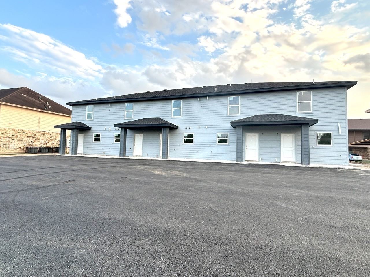 2010 Graham Avenue - Photo 5 of 6