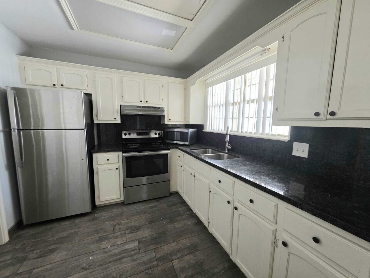 3001 Ashley Place - Photo 4 of 24