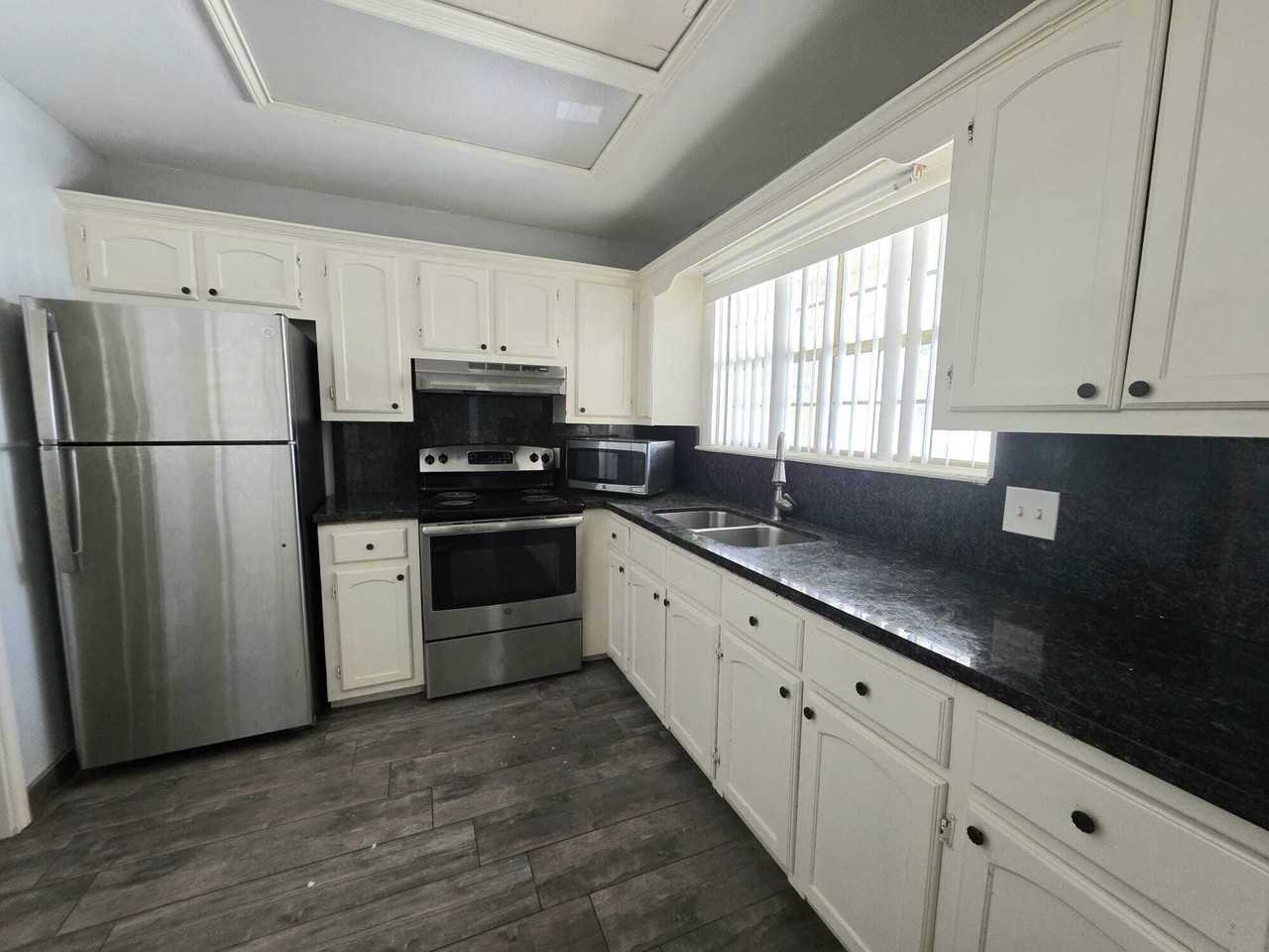 3001 Ashley Place - Photo 4 of 24