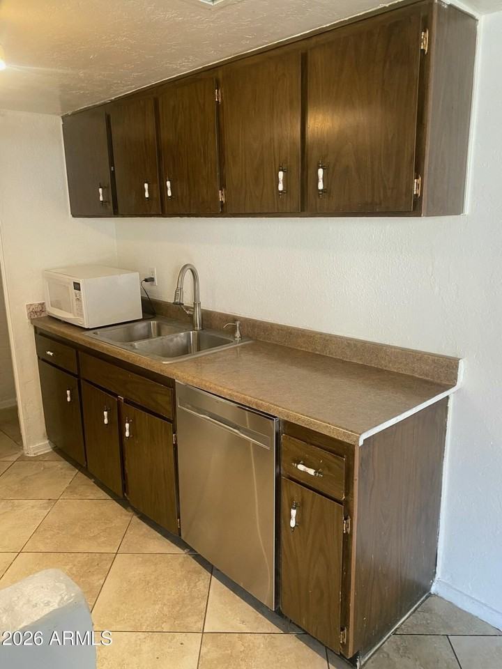 4056 W Mesquite Ln - Photo 3 of 8