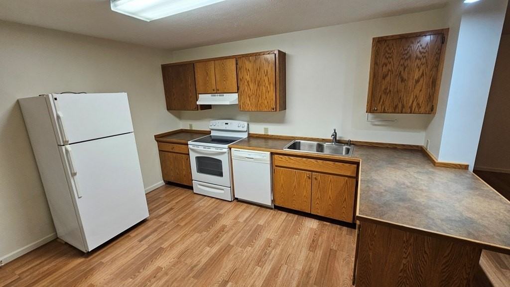 305 13th St Apt J - Photo 2 of 10