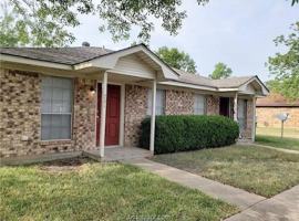featured image of 701 Llano Pl