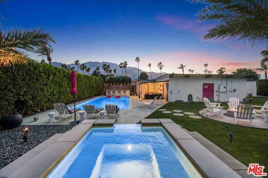 668 N Farrell Dr - Photo 3 of 37