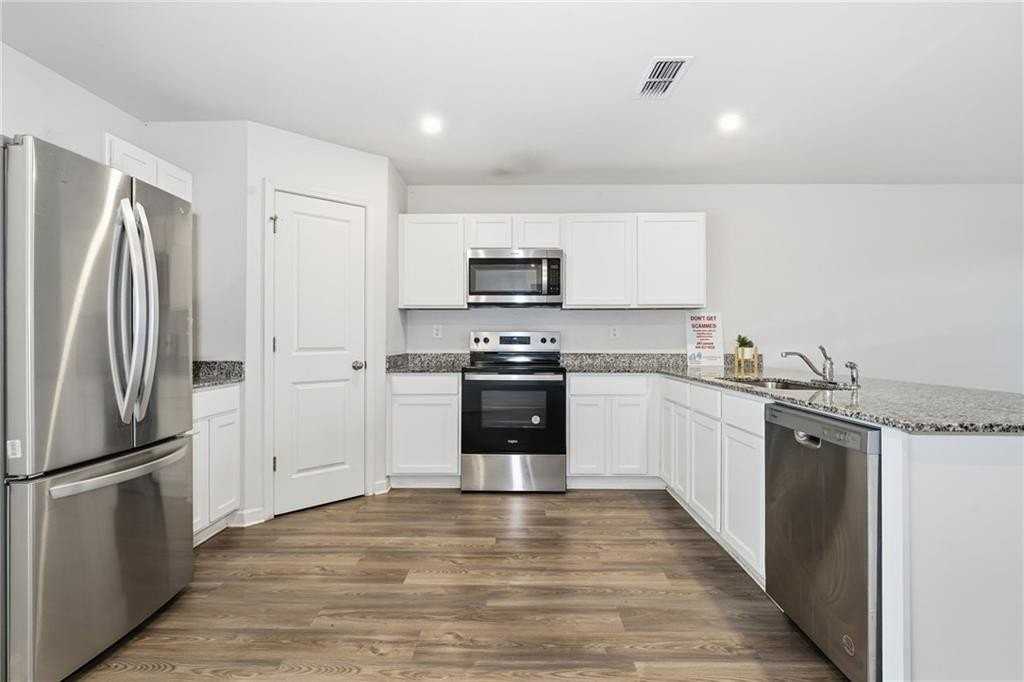 564 Pemberton St - Photo 4 of 41