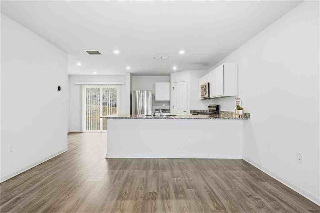 564 Pemberton St - Photo 6 of 41