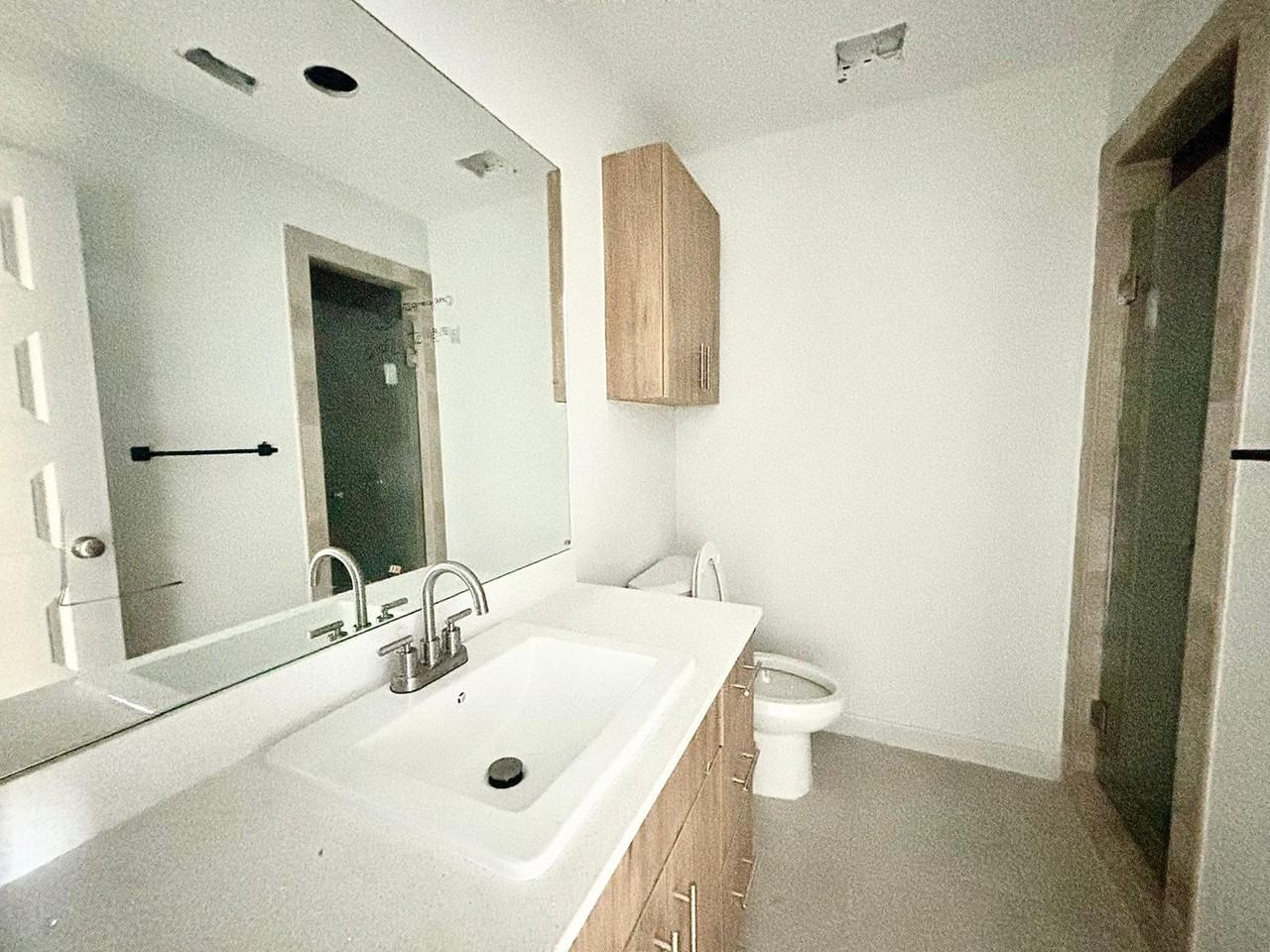 2010 Graham Ave #5 - Photo 3 of 6