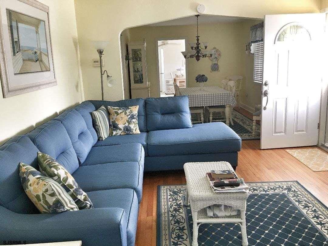 209 N Rosborough Ave - Photo 2 of 16