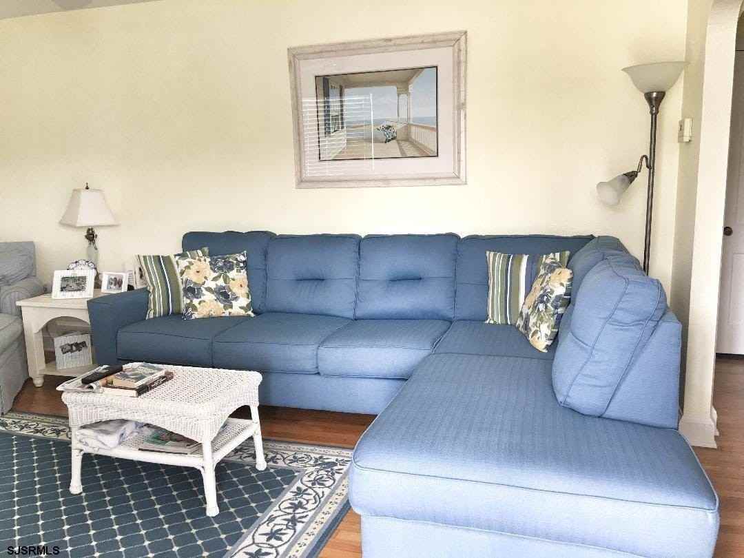 209 N Rosborough Ave - Photo 3 of 16