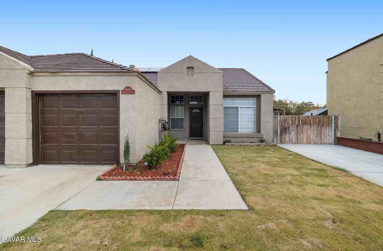 38814 Barrington St - Photo 3 of 29