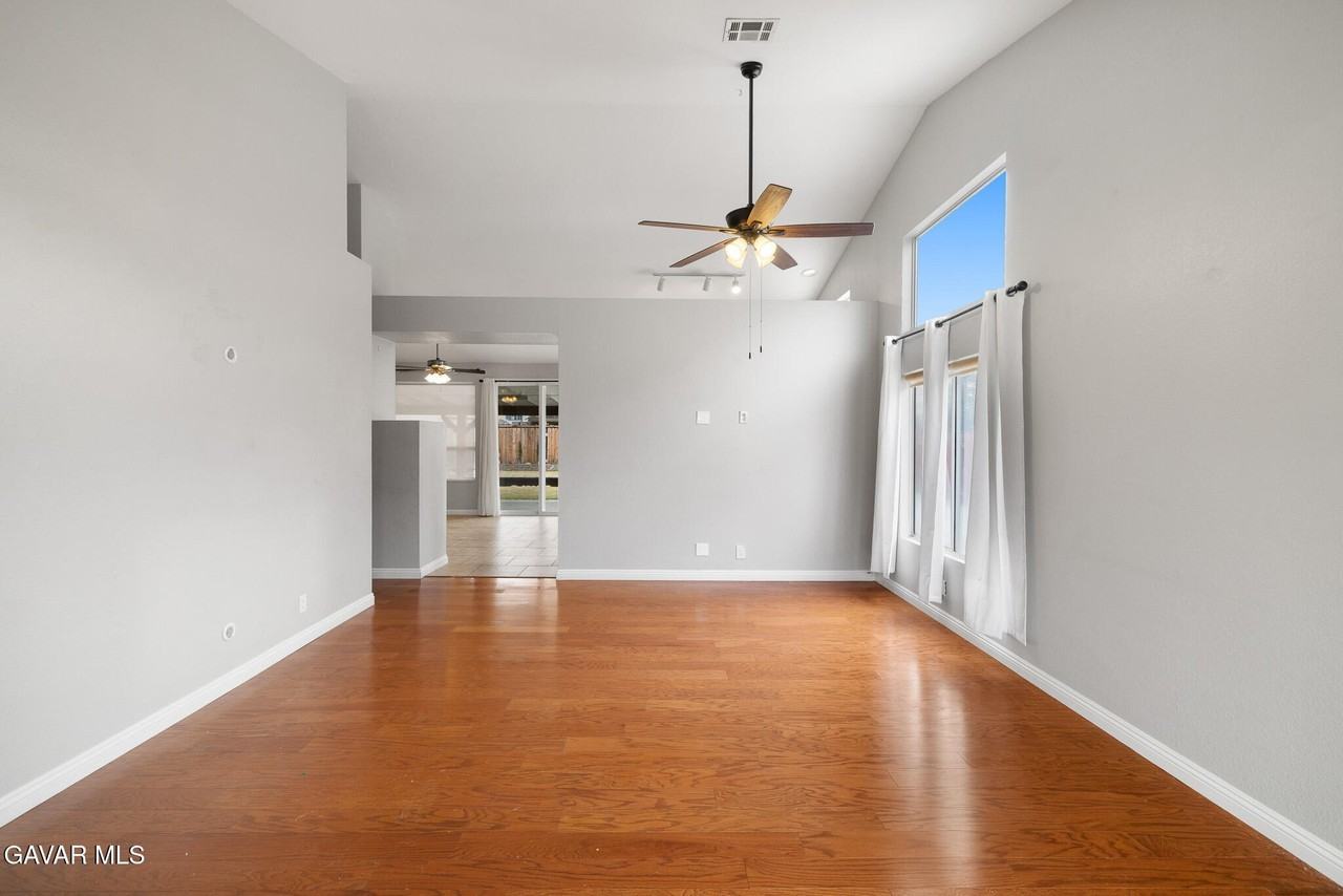 38814 Barrington St - Photo 4 of 29