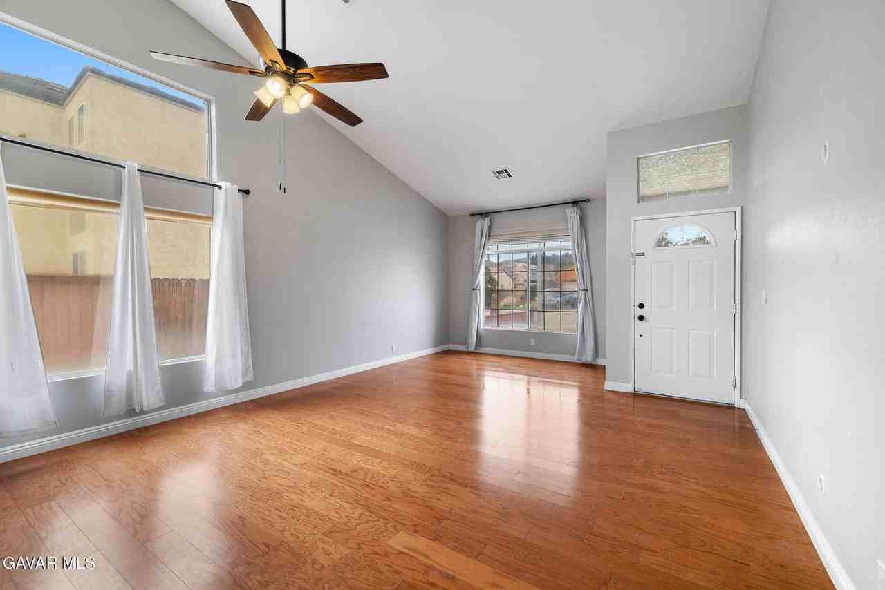 38814 Barrington St - Photo 5 of 29