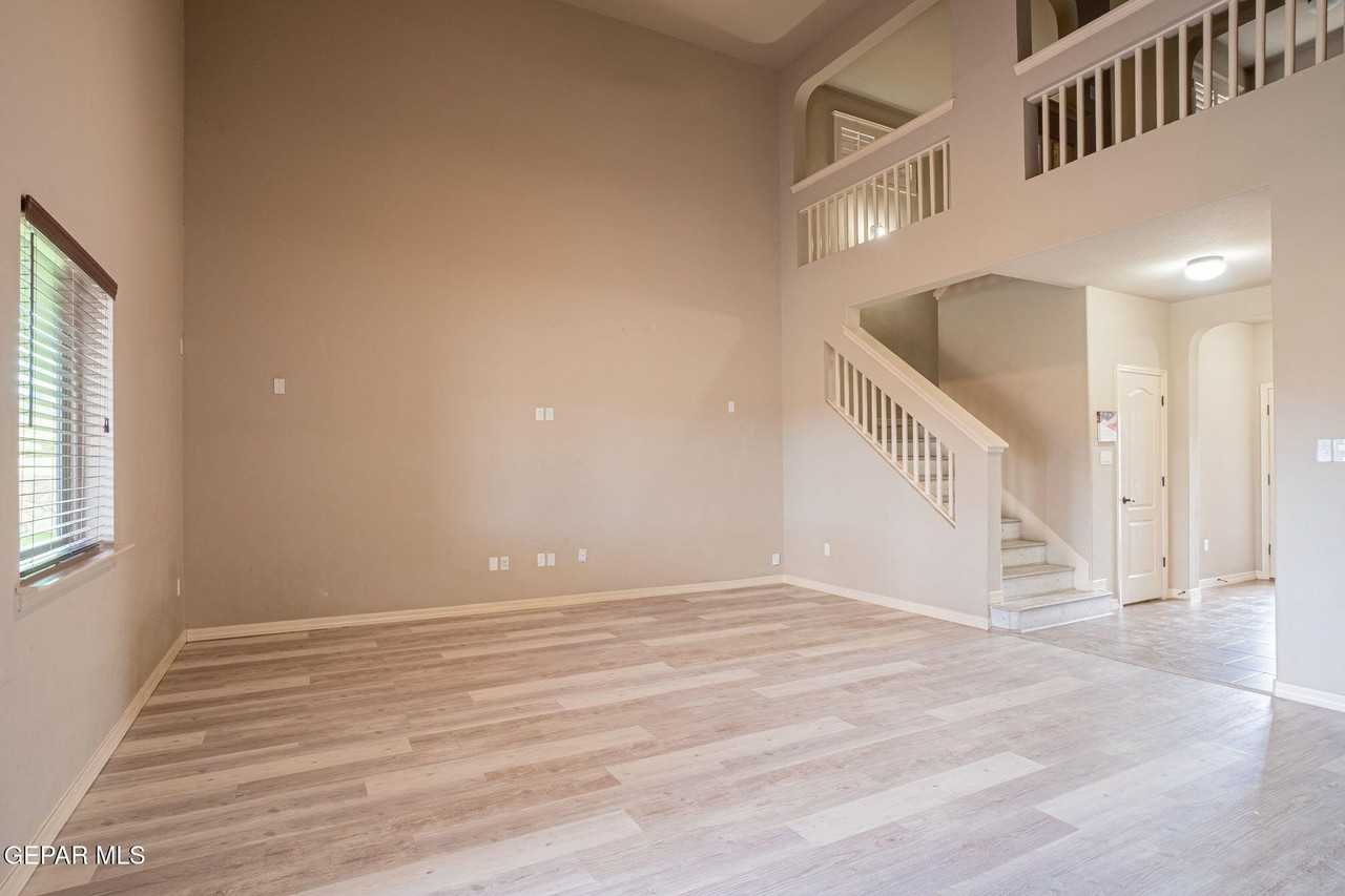 14501 Meadow Lawn - Photo 3 of 25