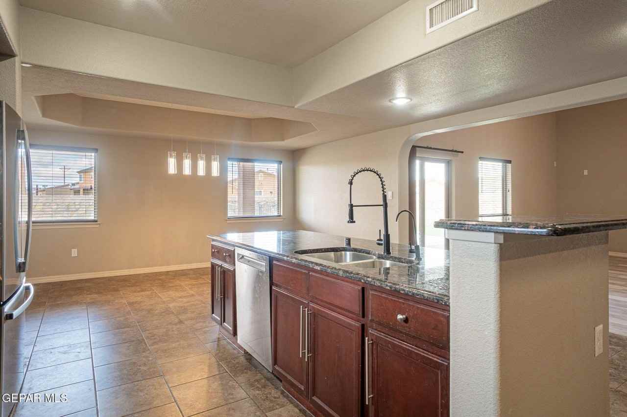 14501 Meadow Lawn - Photo 6 of 25