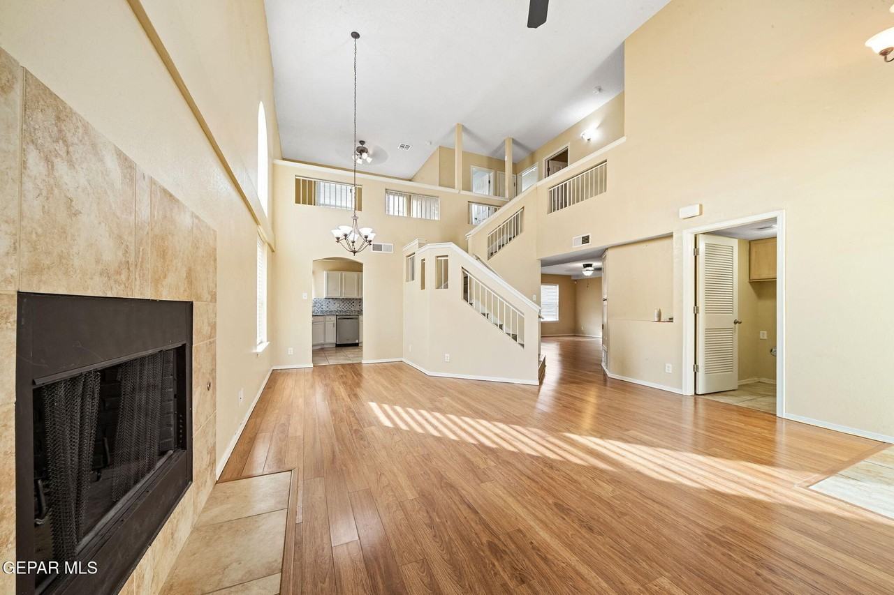 10933 Bullseye St - Photo 2 of 37