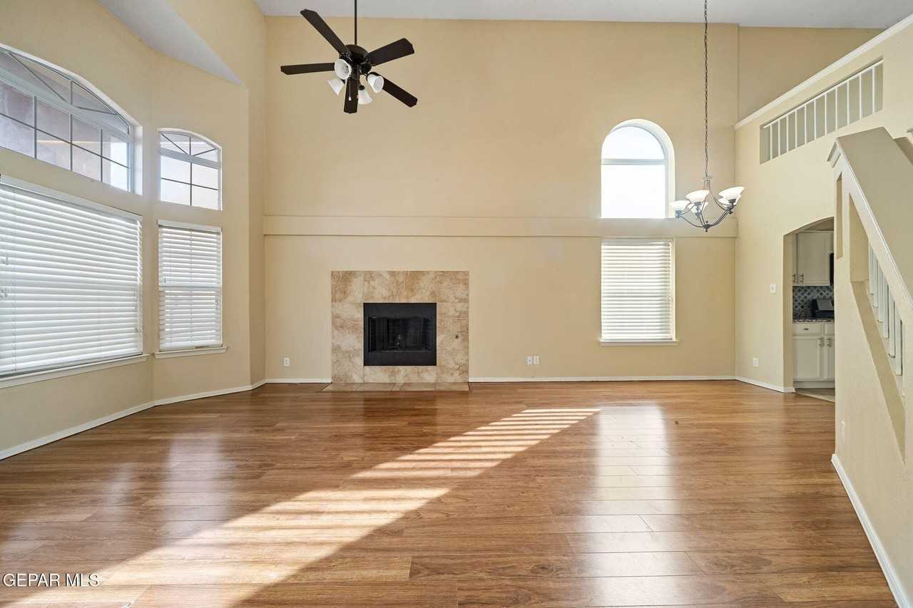 10933 Bullseye St - Photo 3 of 37