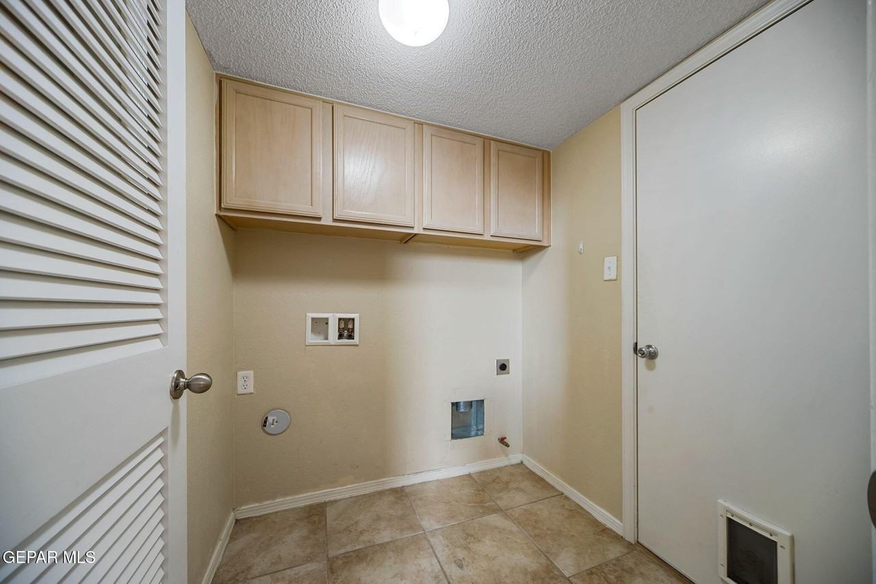 10933 Bullseye St - Photo 6 of 37