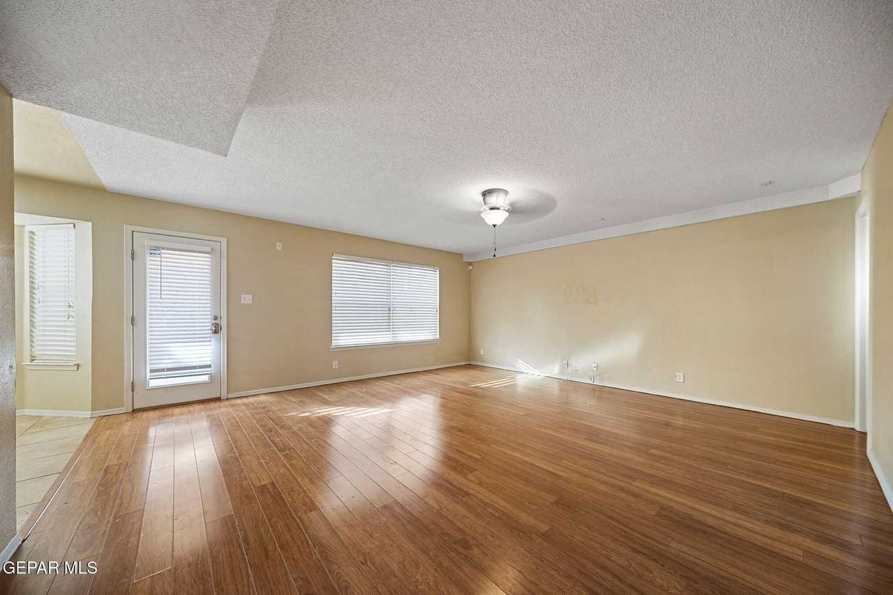 10933 Bullseye St - Photo 7 of 37