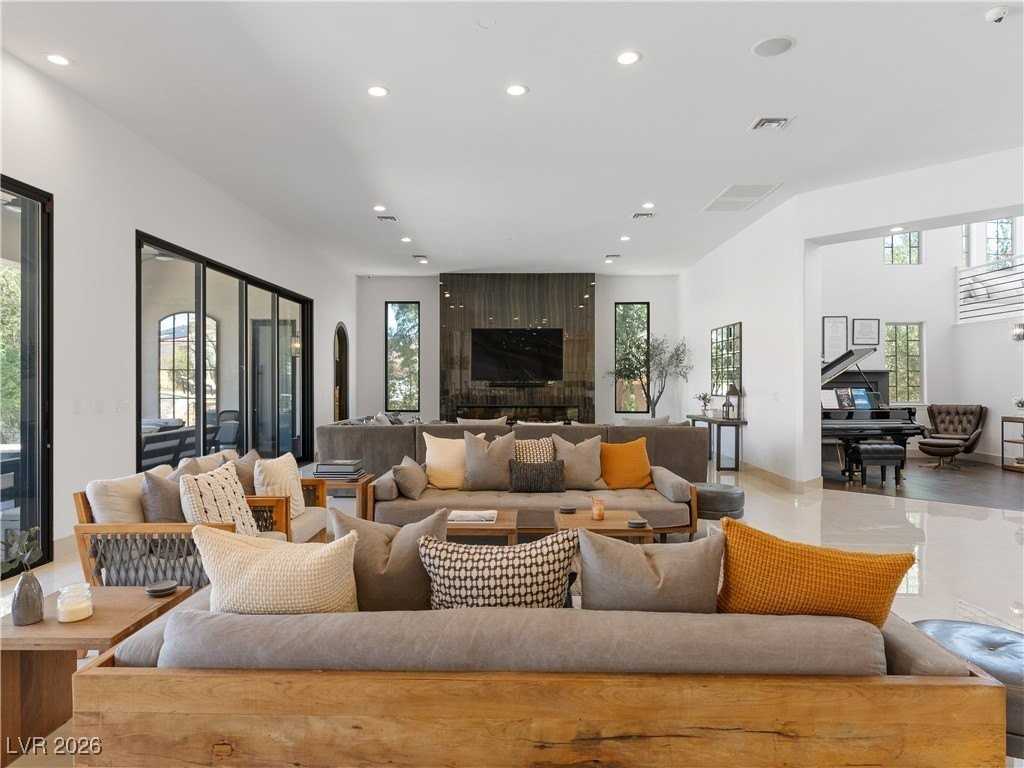 190 Inveraray Ct - Photo 2 of 50