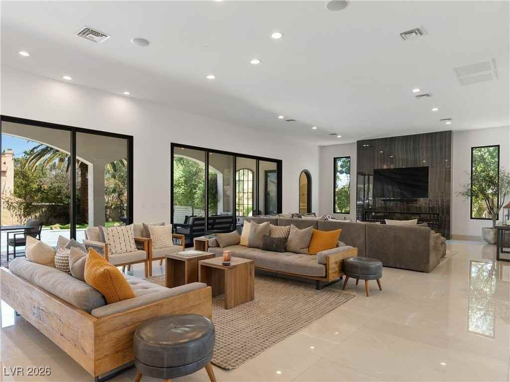 190 Inveraray Ct - Photo 4 of 50