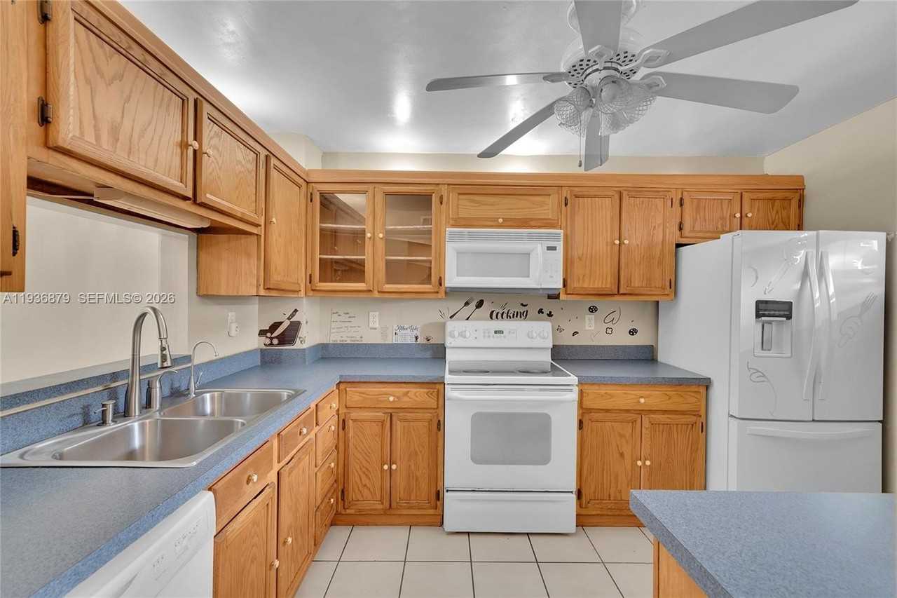 1100 Nw 87th Ave #306 - Photo 5 of 28