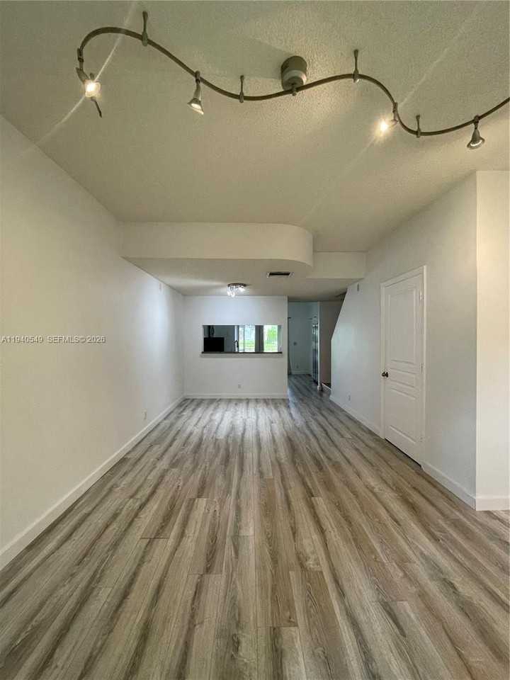 207 Mallory Ct #207 - Photo 3 of 18