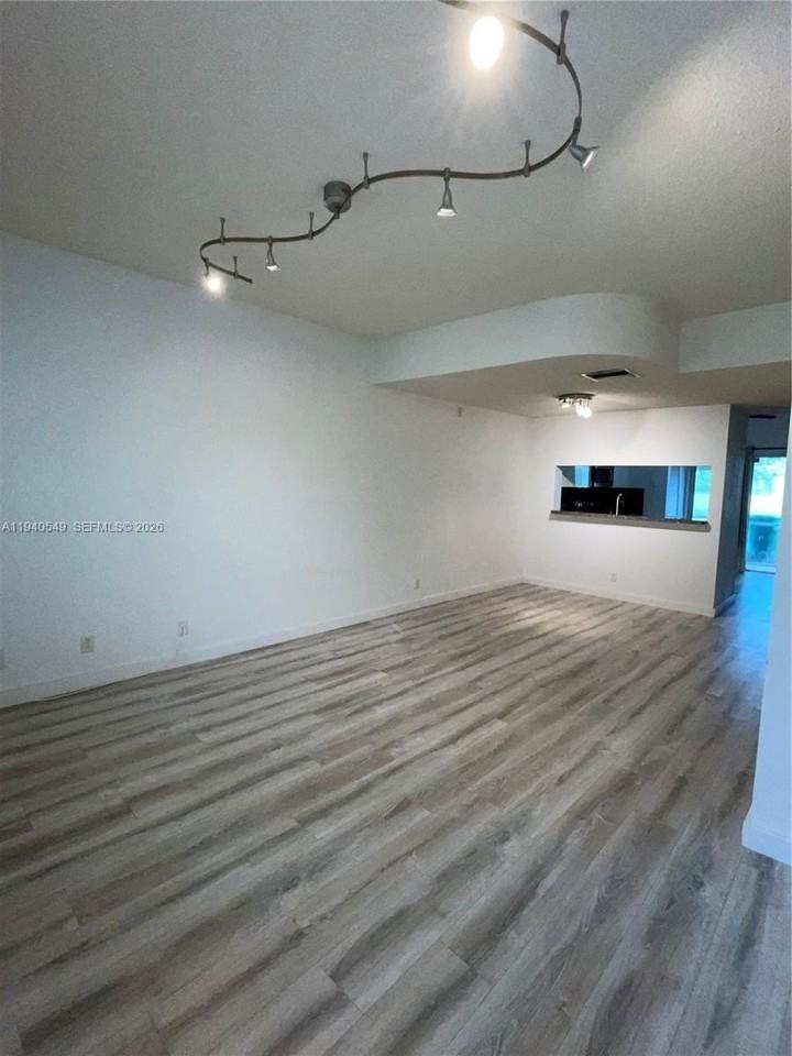 207 Mallory Ct #207 - Photo 5 of 18